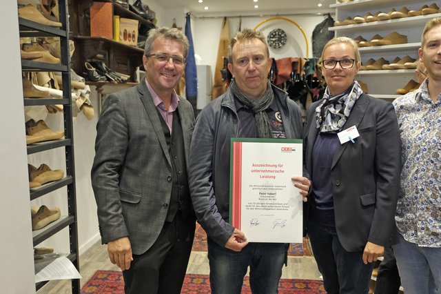 Auszeichnung der Wirtschaftskammer: Bgm. Peter Koch, Peter Haberl und WK-Regionalstellenleiterin Martina Romen-Kierner.