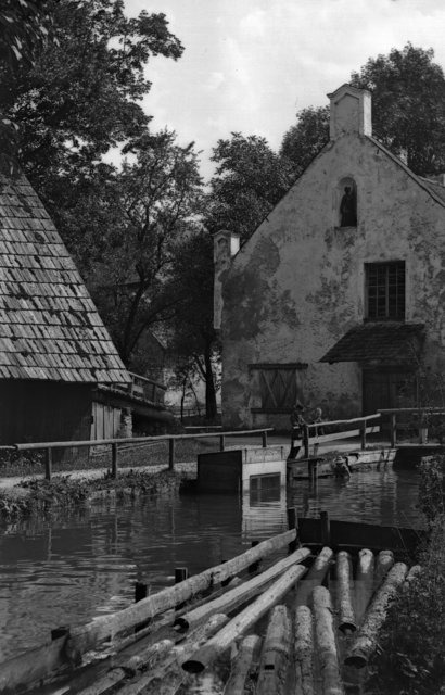 Holzingerhammer mit Fluder, Aufnahme Richtung Süden Sensenhammer des Holzinger Sensenwerks (Schützenhub, heute Lindenhof), heute Firma Krawanja - Links im Bild ein Teil des Kohlbodens mit Hocheinfahrt - als Sensenhammer aufgelassen um 1904 - Besitzerin bis 1904: Johanna Zeitlinger - Besitzer ab 1904: Gotthard Schreiner -  heute Firma Krawanja-Tech