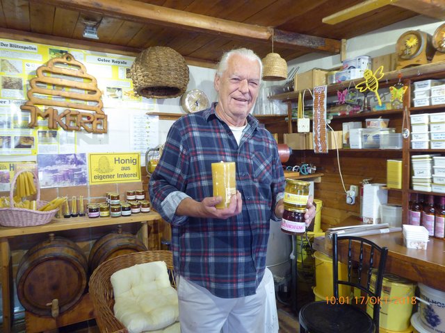 Heinz Strohmer bietet in seiner Bienenwerkstatt in der Anastasius-Grün-Gasse 13 Honig für jedes Sternzeichen an. Öffnungszeiten: Mo-Fr von 13–18 Uhr.