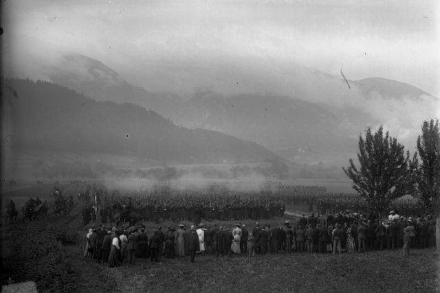 Armeeaufmarsch um 1908 vermutlich zu Kaisers Geburtstag oder vor 1. Weltkrieg