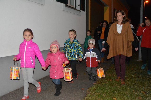 Das Laternenwandern gehört in vielen Gemeinden zum Fest dazu.