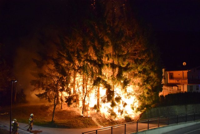 In Kundl brach in der Nacht auf den 23. Oktober ein Brand in einem Schuppen aus, die Ursache ist Gegenstand der polizeilichen Ermittlungen. | Foto: ZOOM.Tirol