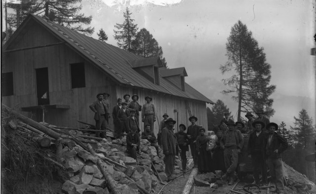  vermutlich Zellerhütte mit Arbeitstrupp und Familien