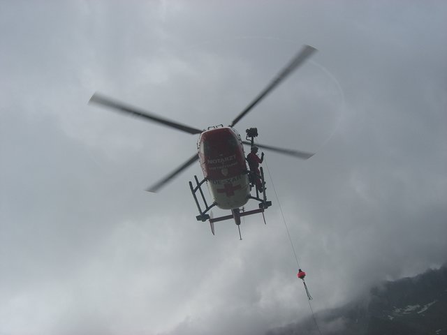 Der Hubschrauberpilot konnte drei Personen am Grat bei der Hochalmspitze ausmachen, geborgen wurden allerdings nur zwei | Foto: ÖBRD/Seifried