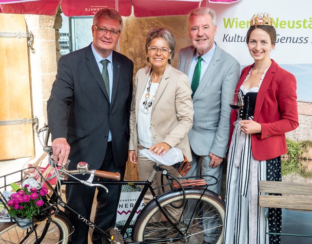 Foto 1: Regionsausblick Wiener Neustädterkanal – Kultur und Genuss im Fluss! Niederösterreichische Landesausstellung 2019 „Welt in Bewegung!“ 

von l. nach r.: LAbg. Bgm. Christoph Kainz, Arge-Sprecher Wiener Neustädter Kanal, Wirtschafts- und Tourismuslandesrätin Petra Bohuslav; Wiener Neustadts Bürgermeister Klaus Schneeberger; Weinkönigin Julia Herzog  

 | Foto: Stadt Wiener Neustadt_Pürer 