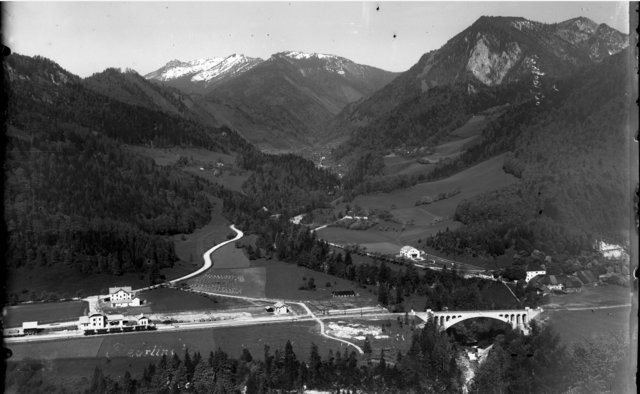 Der Bahnhof Steyrling an der neu errichteten Pyhrnbahn um 1907/10.