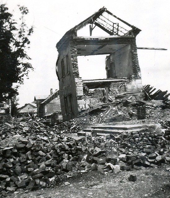 300 US-Flugzeuge warfen 2.338 Bomben ab und legten Attnang-Puchheim am 21. April 1945 in Schutt und Asche. | Foto: Privatsammlung Helmut Böhm