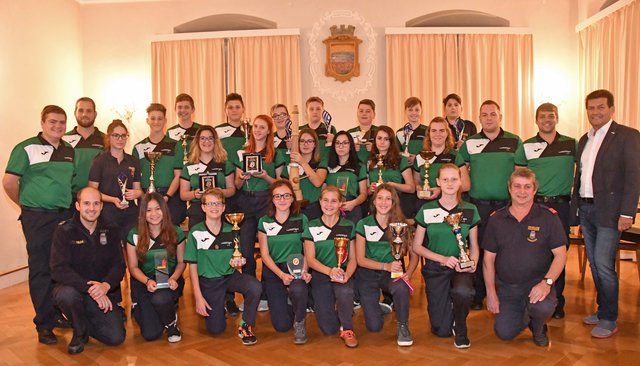 Bürgermeister Harald Leopold überreichte den siegreichen 10 Feuerwehrmädchen ein Geschenk. | Foto: Ulrike Paur