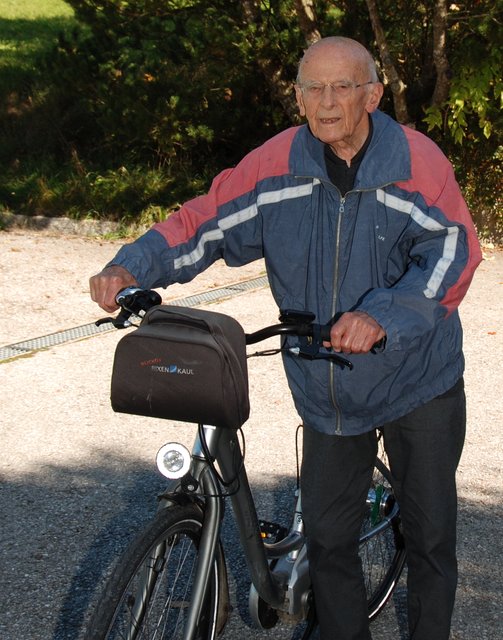 Der 99-jährige Othmar Panhofer ist immer noch mobil. Gerne ist er mit seinem E-Bike unterwegs.
