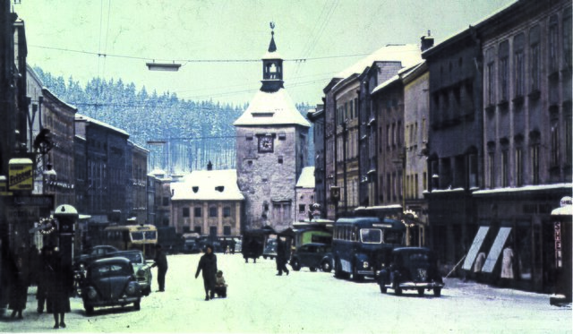 Der Stadtplatz von Vöcklabruck, als er noch Durchzugsstraße war. Heute wird darüber diskutiert, ob der Platz künftig Fußgänger- oder Begegnungszone sein soll. | Foto: Archiv/Kilian Verlag