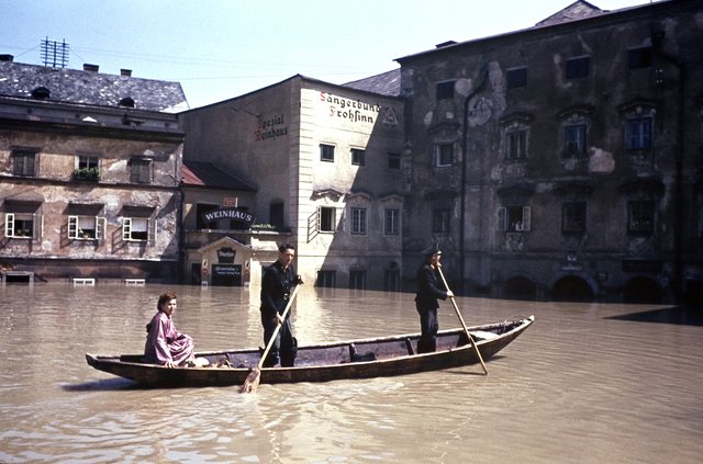 Der Pfarrplatz stand 1954 komplett unter Wasser.