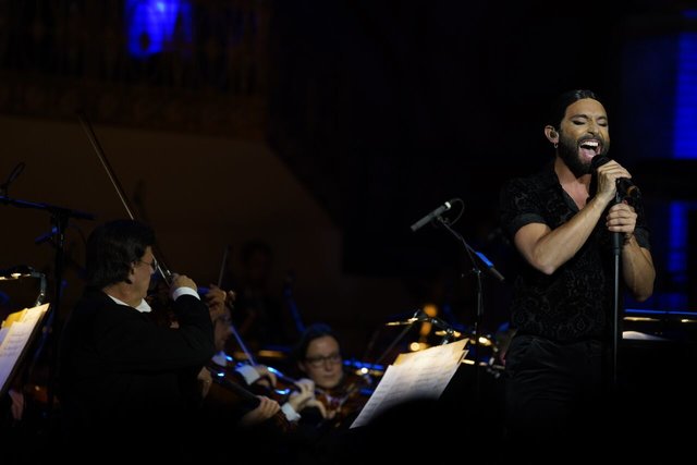 Conchita im Rosenregen | Foto: Lukas Beck