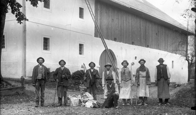 Renovierungstrupp vor Bauernhaus verm Schöberl Weinzierl re Hr. Schöberl heute Hierzenberger