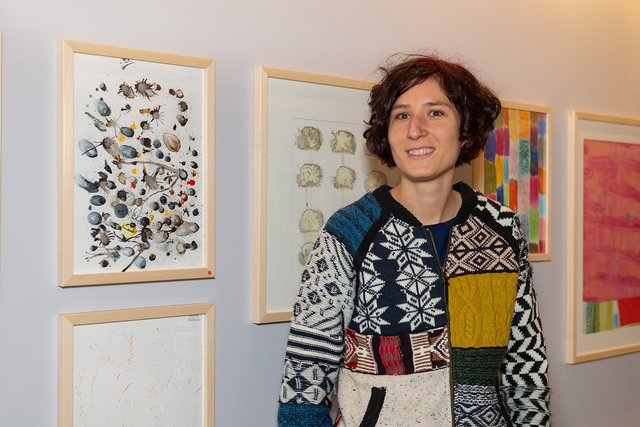 Die Künstlerin Cosima Pillwein beschäftigt sich eingehend mit Formen und Farben. | Foto: Klaus Prokop