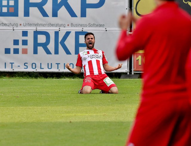 Jubelpose: Die Hoffnung der GAK-Fans auf eine baldige Rückkehr von Dieter Elsneg lebt. | Foto: GEPA