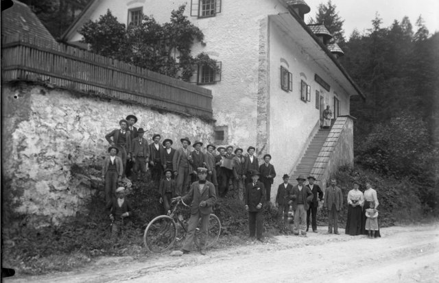 Ehemaliges Gasthaus Vogelwirt an der alten Bundesstraße in Klaus (Abzw. Steyrling).