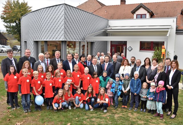 Fest- und Ehrengäste sowie Kinder und Betreuer bei der offiziellen Eröffnungsfeier. | Foto: Stadtgemeinde Zwettl-NÖ