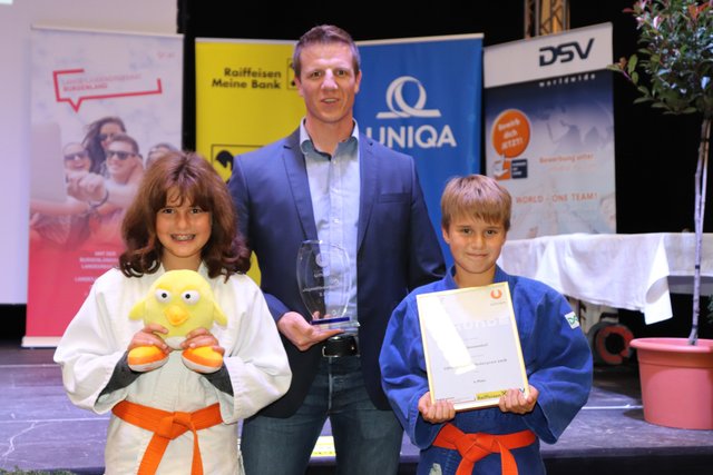 Judo-Obmann und Trainer Nino Schachenhofer freute sich mit seinen Schützlingen John und Lenia Lex über den 2. Platz.