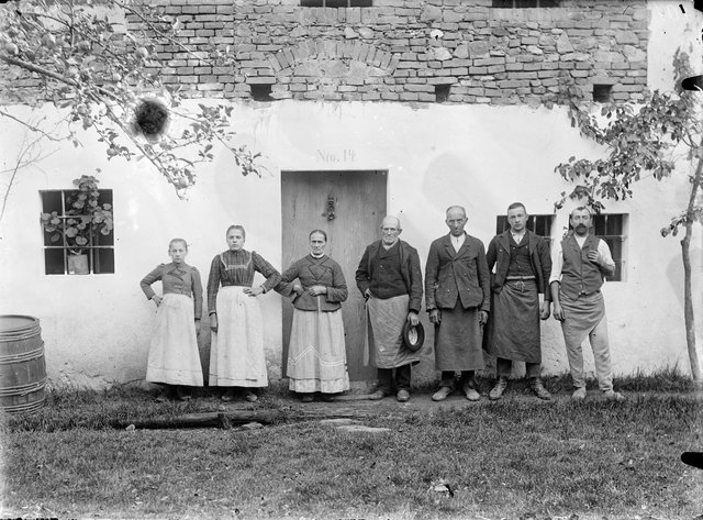 Gruppenbild vor Haus Nr. 14 Thanner Haselböckau 14 Schlierbach 