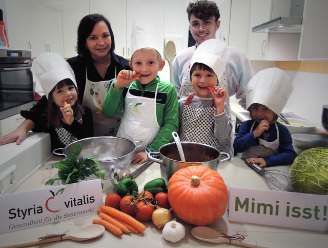 Das schmeckt: Carolina Losada und Zivildiener Thomas Hitziger kochen mit Marlene, Hannes, Felix und Sophia.