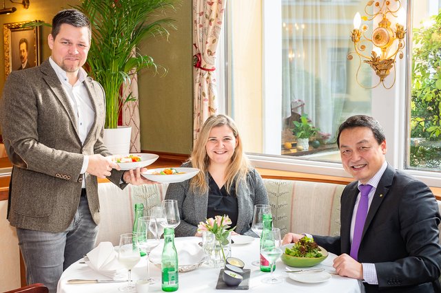 Hier passt alles: Chef des Hauses Philipp Florian (l.) servierte Martina Maros-Goller und Wan Jie Chen feinste Speisen im "Florian".