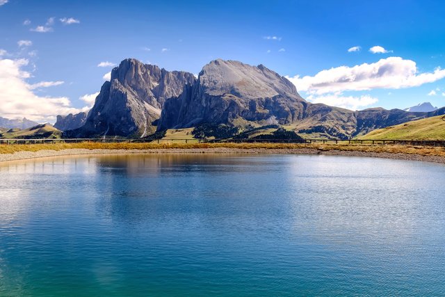 Speichersee bei der Edelweißhütte. Im Hintergrund Langkofel und Plattkofel.