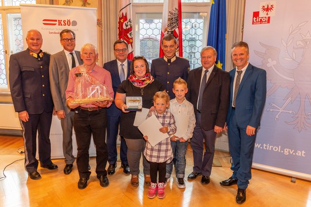 Bezirkspolizeikommandant Walter Meingassner, Johannes Ortner, Jakob Moser, LH Günther Platter, Helga Moser mit ihren Kindern Franziska und Raphael, Landespolizeidirektor Helmut Tomac, Reiths Bgm Johann Thaler und BH Christoph Platzgummer (v.l.). | Foto: LPD Tirol/Gruber