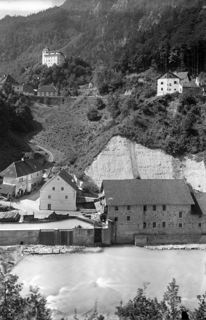 Ehemaliges Sägewerk, dann Holzschleiferei der Papierfabrik Nettingsdorf - heute im Klauser Stausee des neuen Kraftwerkes verschwunden. Oben links Gasthaus zur Maut und Schloss Klaus.