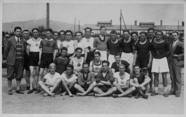 Fußballer um 1930 in Linz: die Mannschaft des SV Urfahr und die Werksmannschaft der Schiffswerft Linz. | Foto: Archiv Johannes Gstöttenmayer