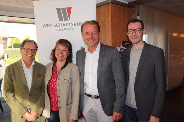 Andreas Herz mit Franz Jechart, Regina Kaltenegger und Bgm. Georg Preßler in Edelschrott. | Foto: Cescutti