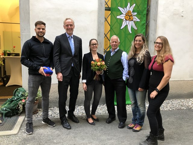 Melanie Samberger mit dem Alpenverein Graz, Günter Riegler und Heribert Hayn bei der Verleihung ihres Willkommensgeschenks.