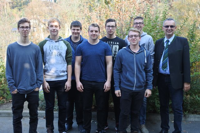 Felix Mühle-Krinninger, Philip Bittner, Sebastian Zanko, Jakob Schneider, Robin Dollensky, Klaus Reischl, Florian Köck mit Bürgermeister Rudolf Mayer.