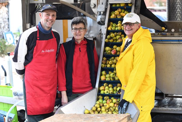 Saftmacher Andreas Pillichshammer (mit roter Schürze) mit Gabi und Klaus Strasser vom Obstsortengarten. | Foto: Wolfgang Spitzbart