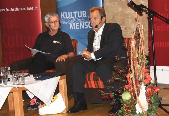 Moderatorin Christl Reiss und Autor Erik Schinegger über seine Reise in den richtigen Körper. | Foto: Bücherei Litzelsdorf
