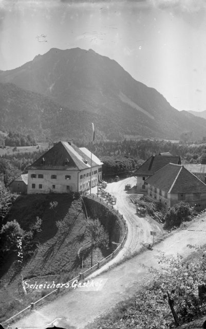Ehemals Scheichers Gasthaus und Mautstelle - heute Wohnhaus der Familie Köttsdorfer. Man beachte die vielen Fuhrwerke.