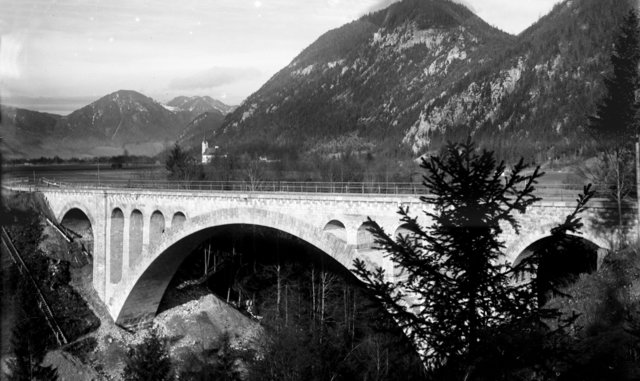 St. Pankraz mit der damals neuen Brücke über den Schalchgraben um 1900. 