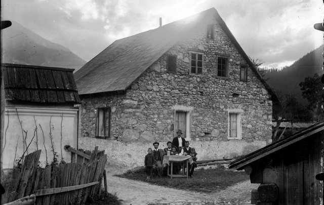  Haus mit Familie, vermutlich Rosenau