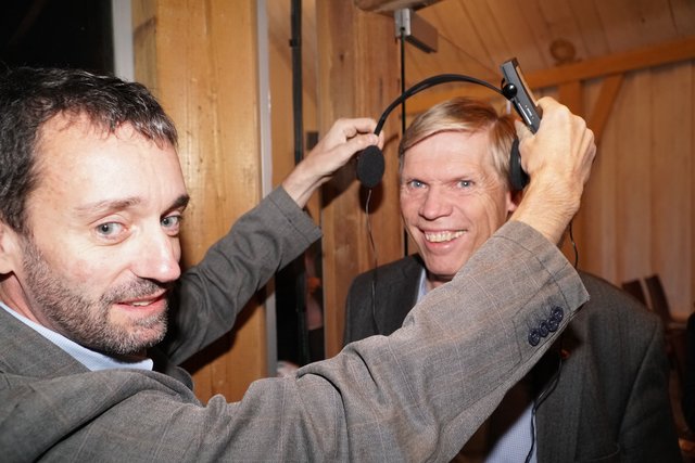 Christoph Tschaikner (lI) war Museumsvereins-Obmann Ernst Hornstein beim Aufsetzen der Kopfhörer behilflich. Die brauchte es für die Simultanübersetzungen. | Foto: Reichel
