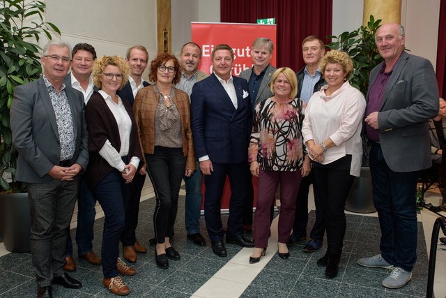 Günther Albel (Mitte) mit 100 Prozent der Stimmen als Stadtparteiobmann wiedergewählt.
