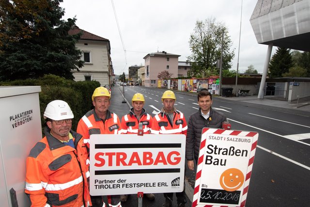 Baustadtrat Lukas Rößlhuber (v.re) dankte Strabag-Bauteam - Tomas Varga, Andi Kadinsz, Franz Zechmeister und Polier Herbert Schwarz - für die Arbeit.  | Foto: Stadt Salzburg/J. Knoll