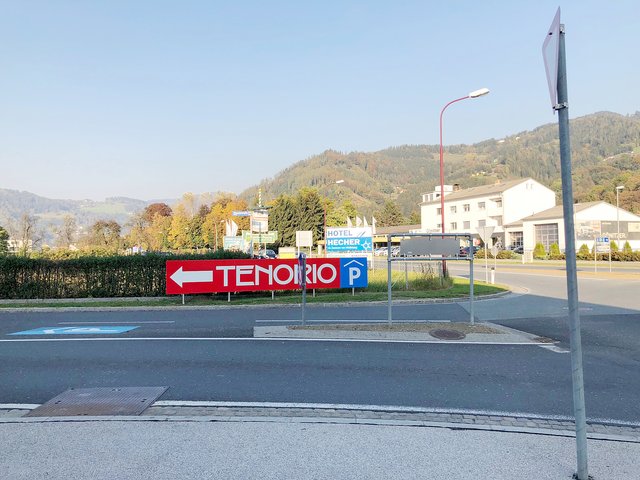 Die Betreiber des Einkaufszentrums "Tenorio" haben die Hinweistafel für mehr Verkehrssicherheit weiter nach links versetzt | Foto: Mörth