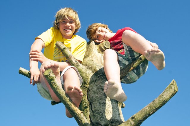 Erkundungen am Berg und am Spielplatz stärken Kinder in ihrer Entwicklung. | Foto: Fotolia / frühfördern.at
