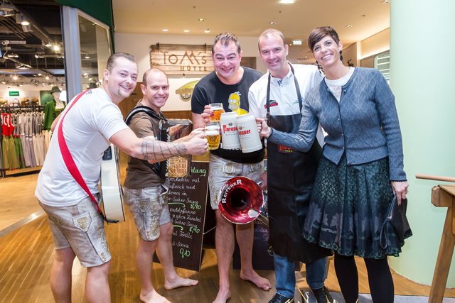 Zapften frisches Bier beim Steirer-Fest im Shopping Nord: Heike Heinisser, Mario Haas und die Alpenyetis (v.r.) | Foto: Shopping Nord