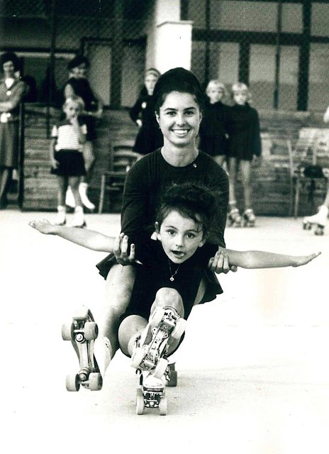Die vierjährige Martina Starzer kam über den Rollschuhsport zum Kunsteislauf. (Hier mit ihrer Trainerin Ilona Toder) | Foto: Privat