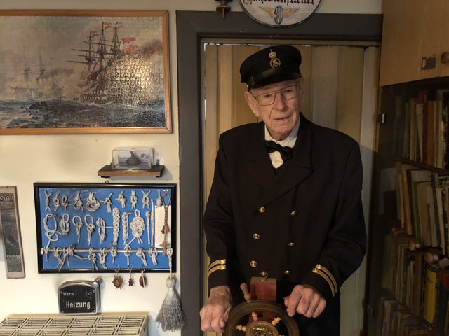 Helmut Dietscher in seinem Marinezimmer. | Foto: BRS