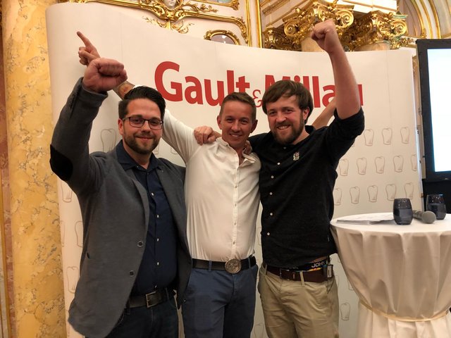 Von "Gault &amp; Millau" ausgezeichnet: Christoph Bichlers (re) und Marko Nikolics (li) "Bombaclaat" ist "Bier des Jahres" und Wolfgang Kaufmanns Birne holte sich den "Schnaps des Jahres". | Foto: Bierol/Luginger