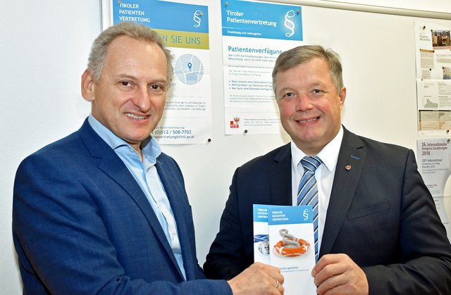 Der Leiter der Tiroler Patientenvertretung, Birger Rudisch (l.), wurde auf Antrag von Gesundheitslandesrat Bernhard Tilg (r.) bis zum 31. Dezember 2023 wiederbestellt.