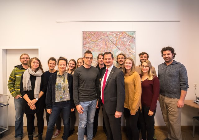 Lehrveranstaltungsleiter Justin Kadi (vorne links) zusammen mit Bezirksvorsteher Marcus Franz (vorne rechts) und den Studierenden nach dem Einführungsgespräch. | Foto: Gassner-Speckmoser