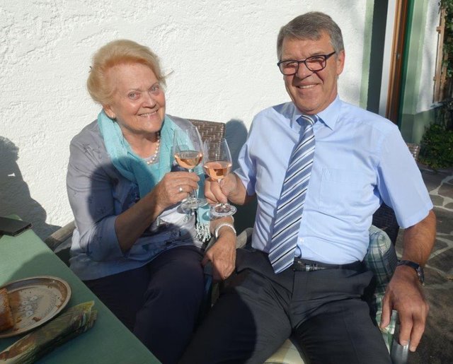 Mit einem Gläschen Sekt wurde auf das neue Lebensjahr angestoßen. | Foto: privat