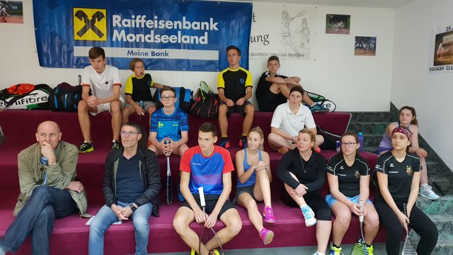 Auf dem Bild sieht man die meisten Teilnehmer des Turniers bei der Einweisung vor dem Beginn. Vorne links außen ist Robert Bermoser, der Präsident des Oberösterreichischen Squashverband. Neben ihm sitzt Norbert Haider, der als Coach mit angereist ist.
